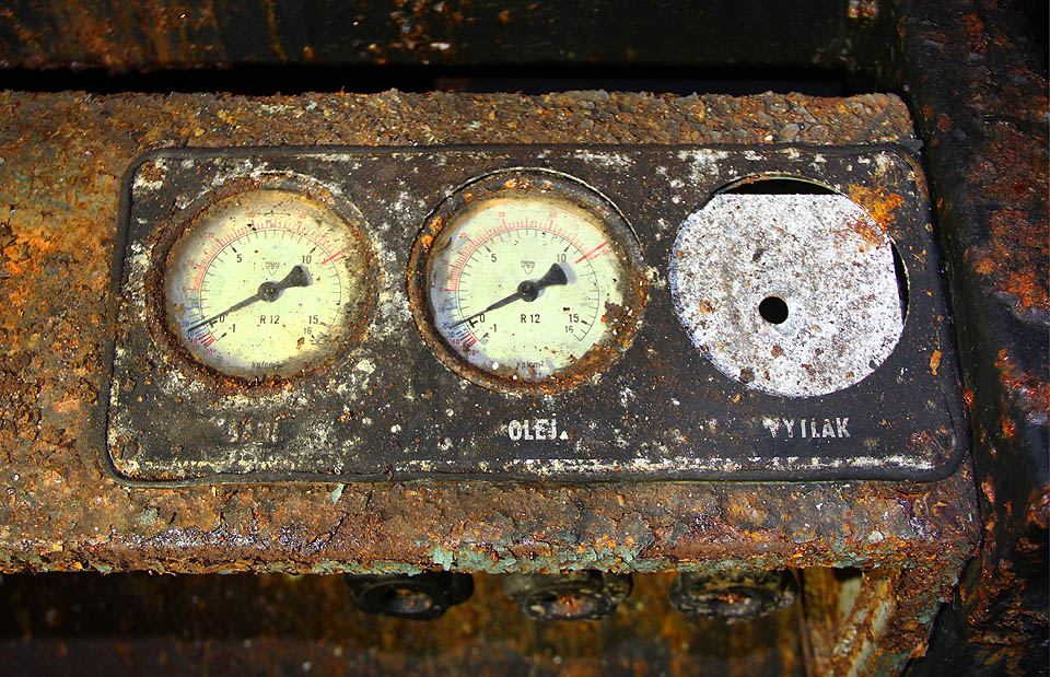 Kdo ví, kam se poděl manometr výtlaku, jehož pozici zaujal plechový štítek.