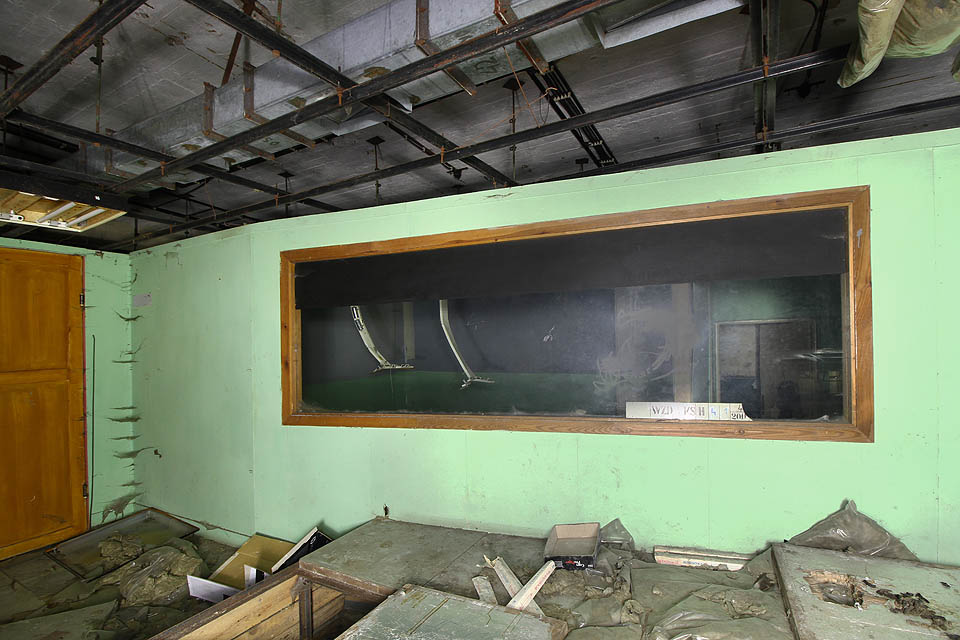 Za panoramatickým oknem se ukrývá místnost pro velení 2. radiotechnické brigády.