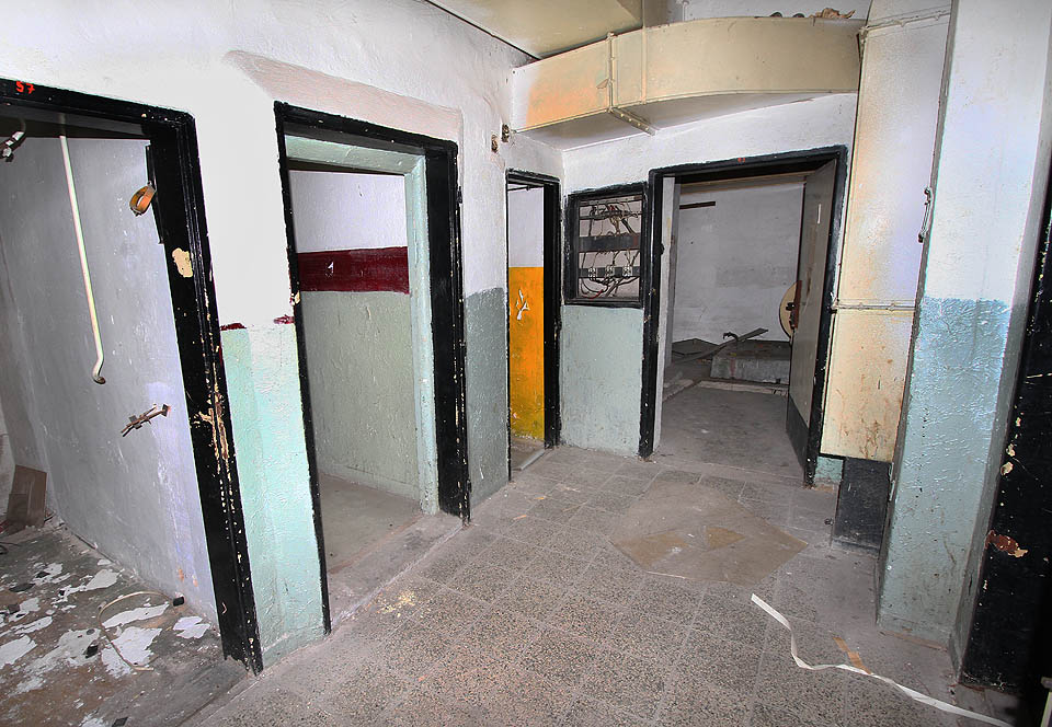 Severovýchodní konec centrální chodby nabízí celou řadu možností, kudy se vydat.