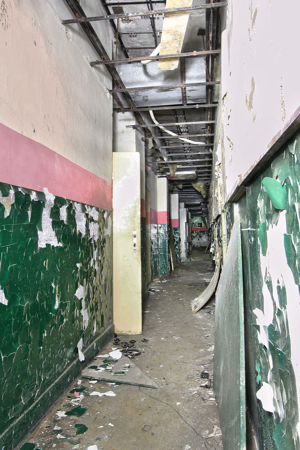 Centrální chodba objektu z roku 1957 propojuje všechna zajímavá místa v podzemí.