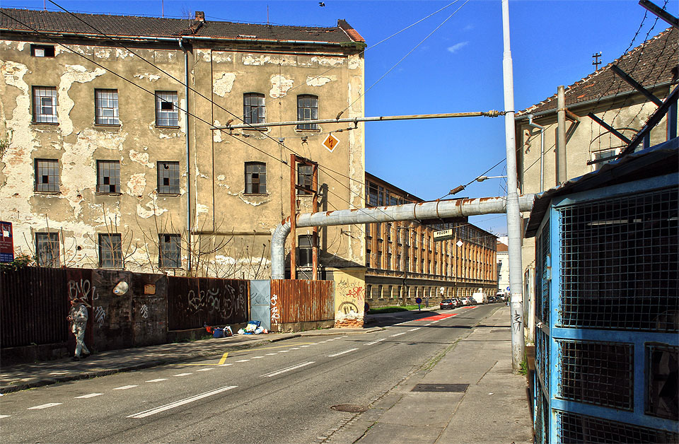 Mlýnská ulice v Brně patří k nejromantičtějším koutům. V blízkosti opuštěného areálu textilky Vlněny, nad Svitavským náhonem proplétajícím se mezi oprýskanými domy a pod utajenou trolejbusovou tratí si nenápadného poklopu s mosaznou vložkou všimne jen málokdo. 