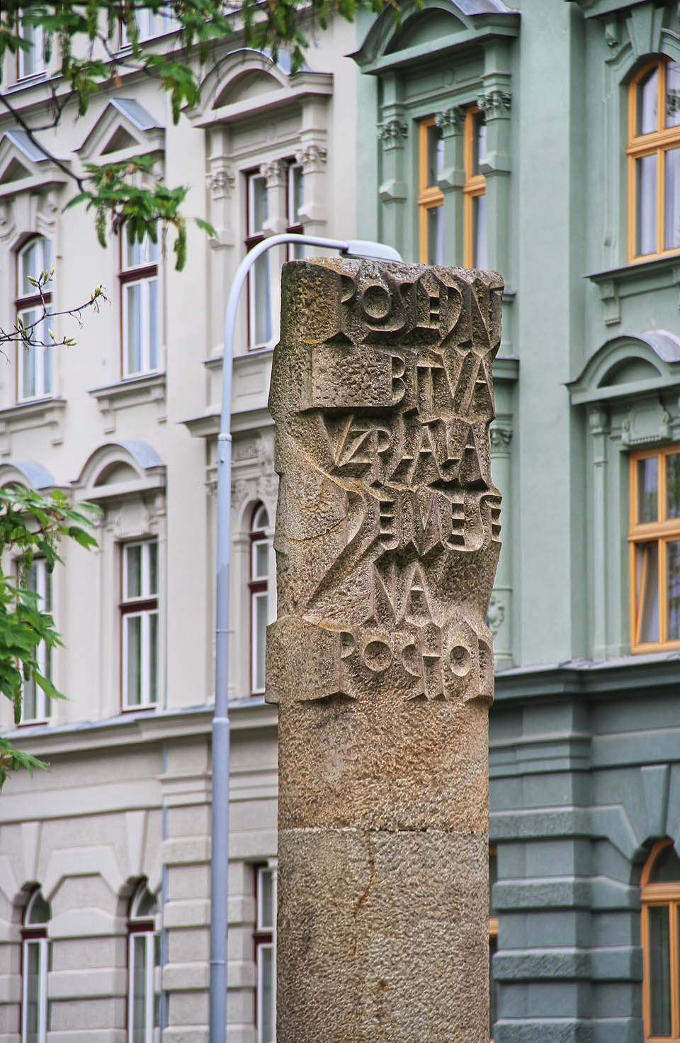 Pohled na centrální pylon pomníku z jihu.