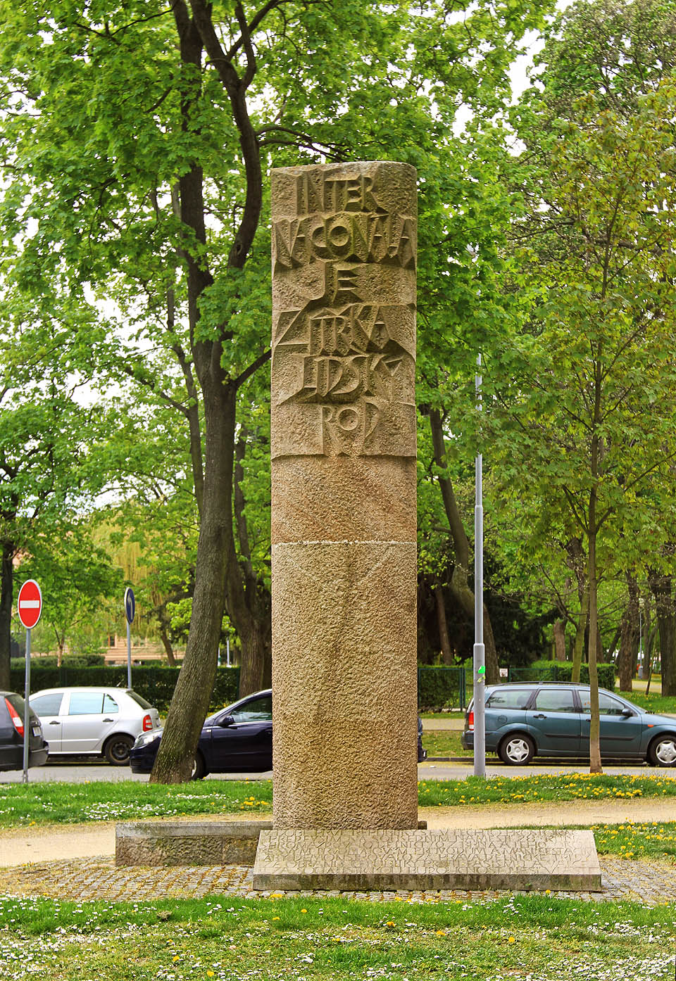 Pohled na pomník ze severu, ve směru od Lužánek.