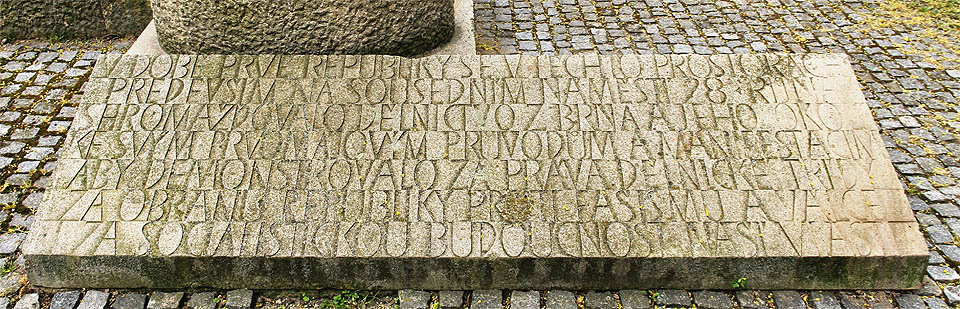 Severní deska s reliéfním písmem.