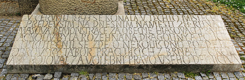 Jižní deska s reliéfním písmem.