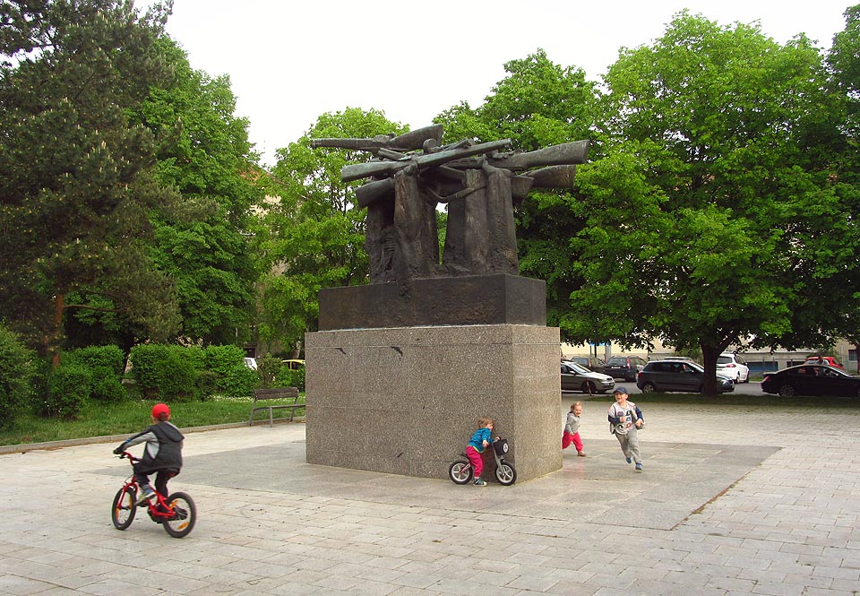 Nejen proto, že povstání nakonec zvítězilo, mohou si dnes okolo pomníku klidně hrát děti.