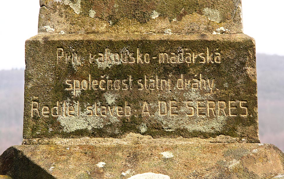 Ze dvou stran jsou nápisy na pomníku česky…