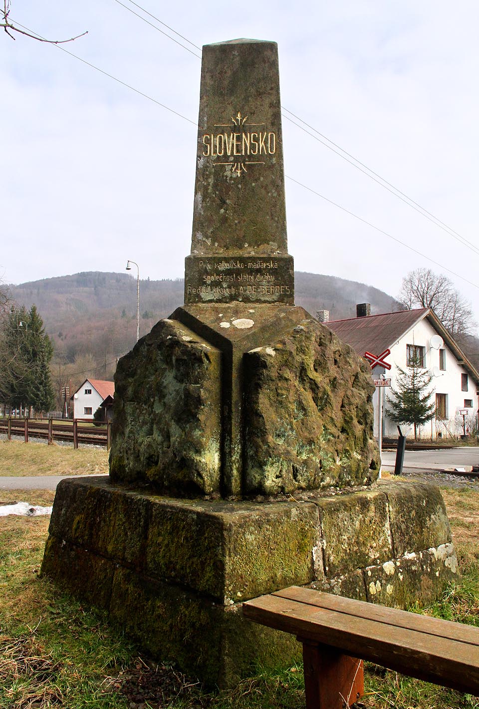 Pomník stavby na spojení Vlárské a Tepelské dráhy ve stanici Vlárský průsmyk.