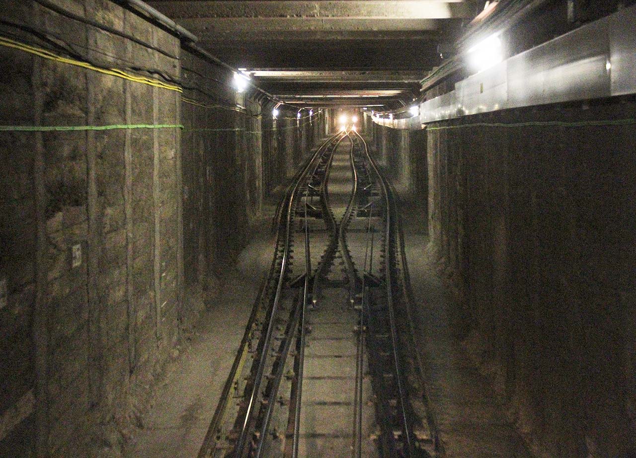 Uprostřed trasy se nachází výhybna, ve které ovšem není stanice a vozy se zde pouze bez zastavení míjí.