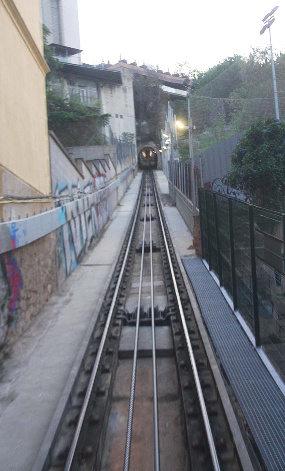 Poněkud rozechvělý pohled na první nadzemní část dráhy a dvojici tažných ocelových lan o průměru 5 cm.
