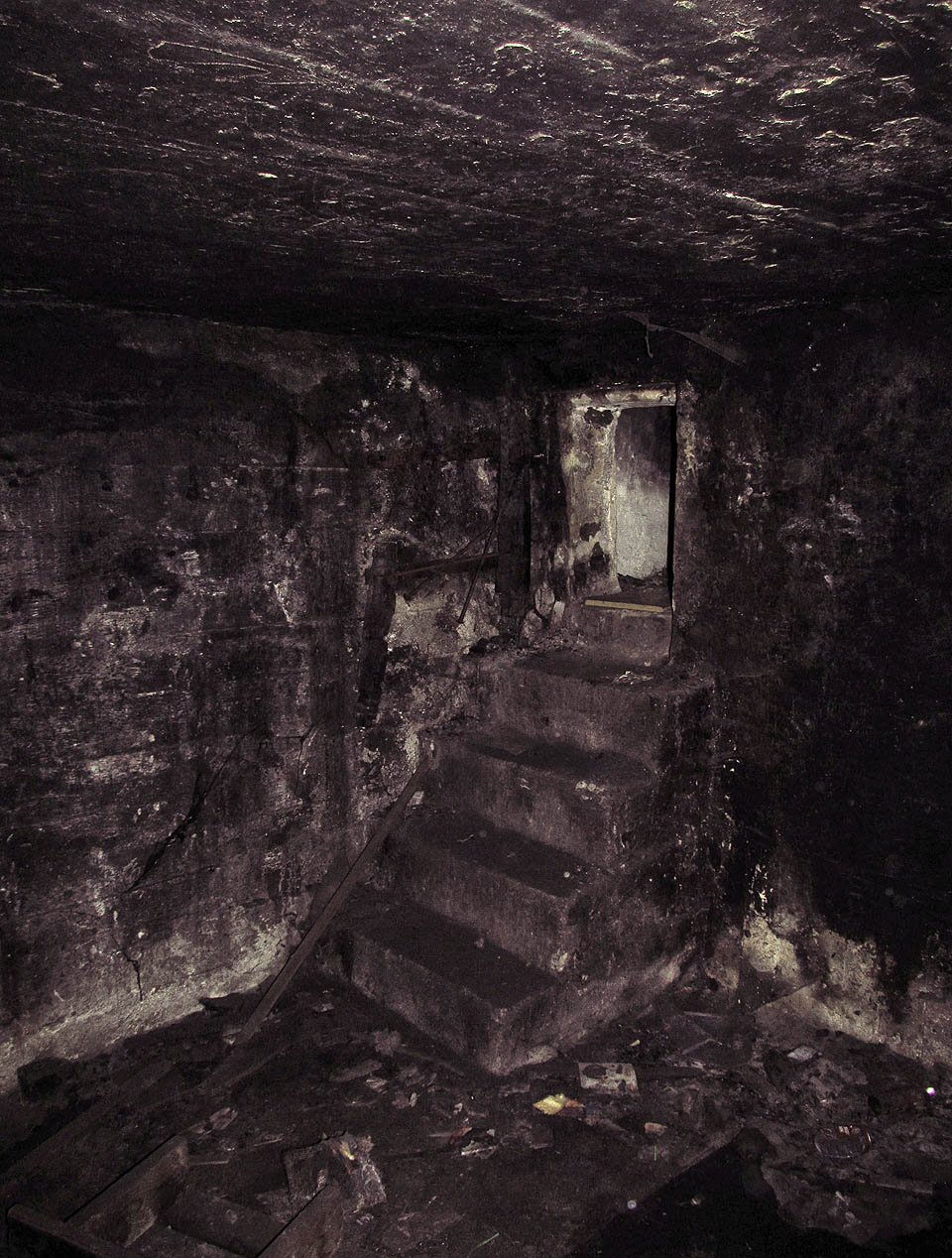 …po mírných schůdcích lze sestoupit do překvapivě prostorné místnosti bez oken, která mohla sloužit jako sklad nebo nocležna pro posádku.