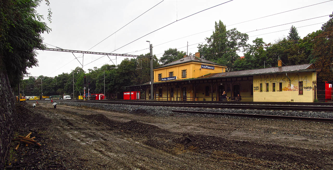 Celkový pohled na staniční budovu po zrušení původního čtyřkolejného kolejiště a nahrazení průjezdnými kolejemi v roce 2014.