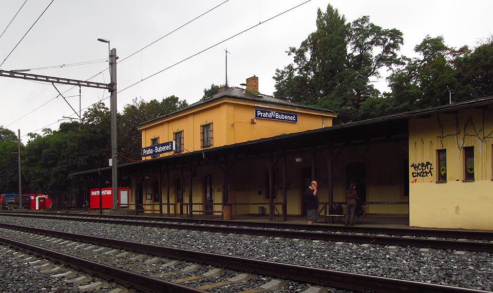 Původně zde stávala tři nástupiště pro cestující, která ustoupila zvýšenému kolejovému loži.