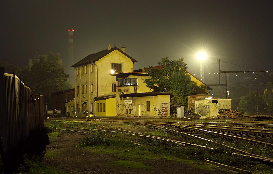 Stavědlo u odjezdové skupiny směrem ke stanici Praha Dejvice.