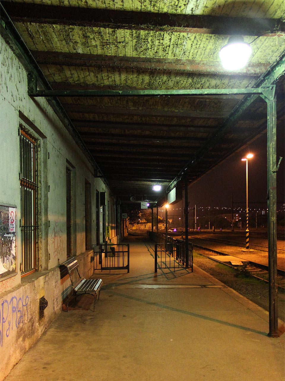 Čekárna a pokladny jsou uzavřeny nadobro, tichá lavička na prvním nástupišti však stále zve k posezení při čekání na vlaky, které zde ještě staví.