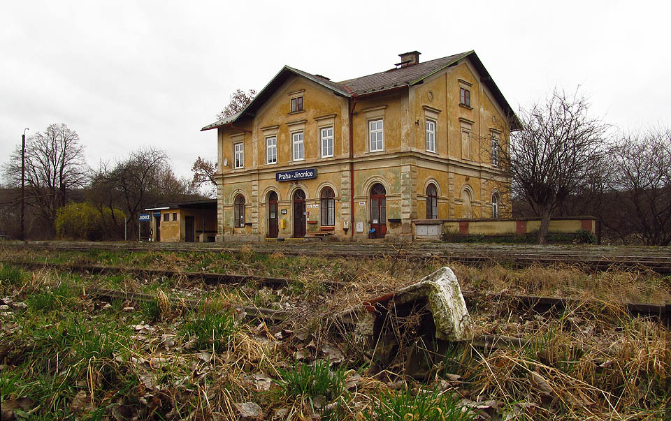 Výkolejka na vlečce do cihelny postupně splývá s přírodou.