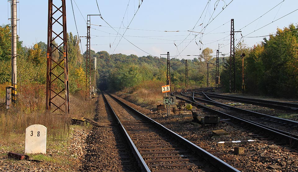 Ze severního zhlaví stanice Praha-Malešice vychází tři tratě. Kromě východní do Prahy-Běchovic a západní do Prahy-Žižkova také prostřední spojovací kolej procházející Malešickým tunelem z roku 1919 do Prahy-Libně.