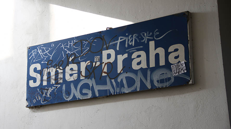 Některé nápisy v největším českém městě zůstávají dále záhadou. Třeba cedule směr Praha umístěná v Praze. Zvlášť, když jedním směrem odsud dojedete do Prahy-Radotína, druhým do Prahy-Smíchova a třetím do Prahy-Krče. Užitečná cedule!
