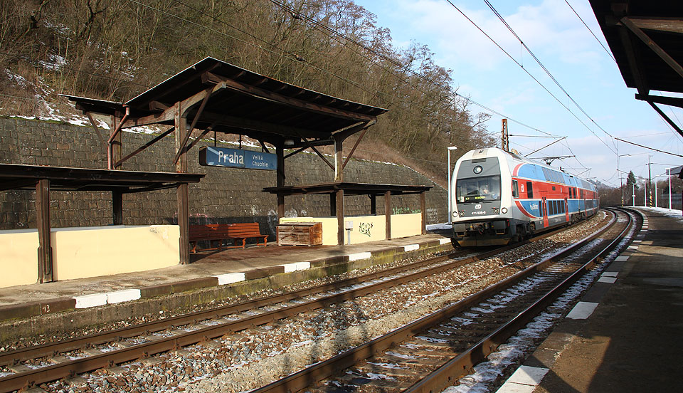 Zastávkou prochází příměstská trať č. 171, což znamená poměrně velkou frekvenci osobních vlaků, ale také rychlíků, vlaků vyšší kvality i nákladních vlaků.