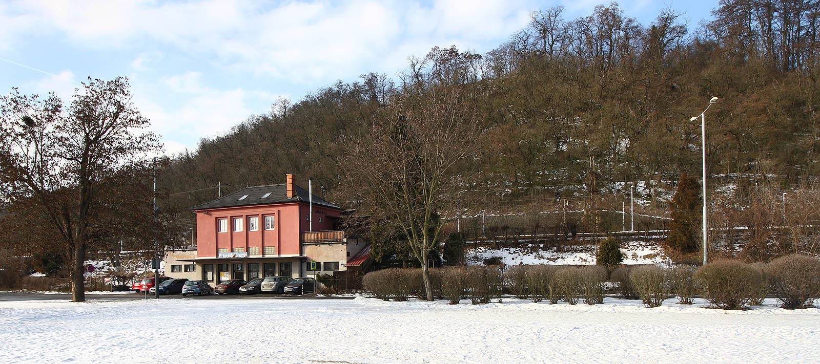 Od roku 1907 zde zastavovaly vlaky při příležitostech sportovních událostí, stálá zastávka byla zřízena v roce 1940 a současnou podobu získala v roce 1954.
