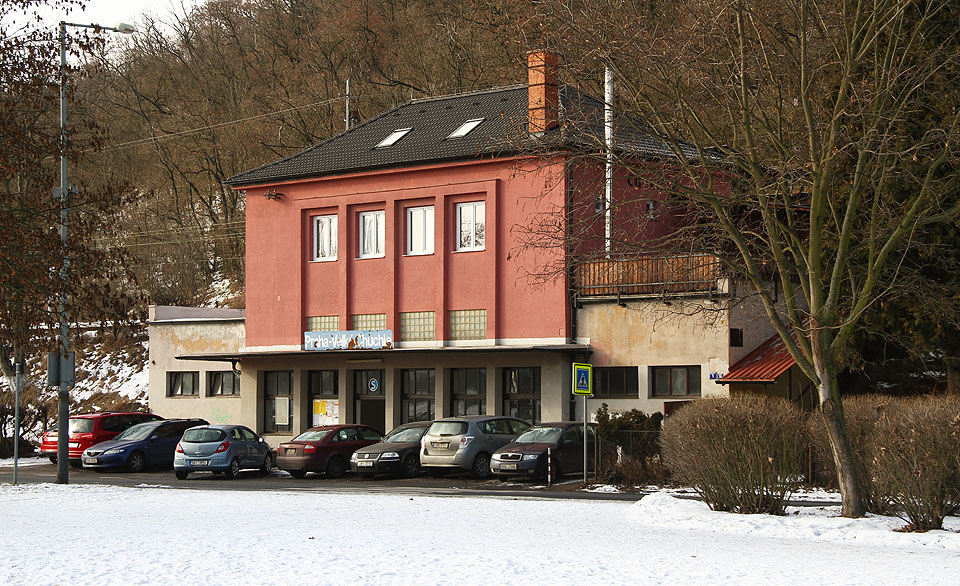 Od roku 1968 se zastávka nachází na území Prahy, některé nápisy jsou takjiž 50 let zastaralé.