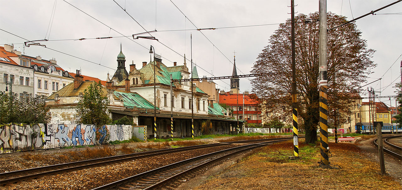 Výhybna ze strany od kolejí. Brána mezi dvěma prolínajícími se světy - železnicí a zbytkem planety - je toho času uzavřená. Výhybna ze strany od kolejí. Brána mezi dvěma prolínajícími se světy - železnicí a zbytkem planety - je toho času uzavřená.