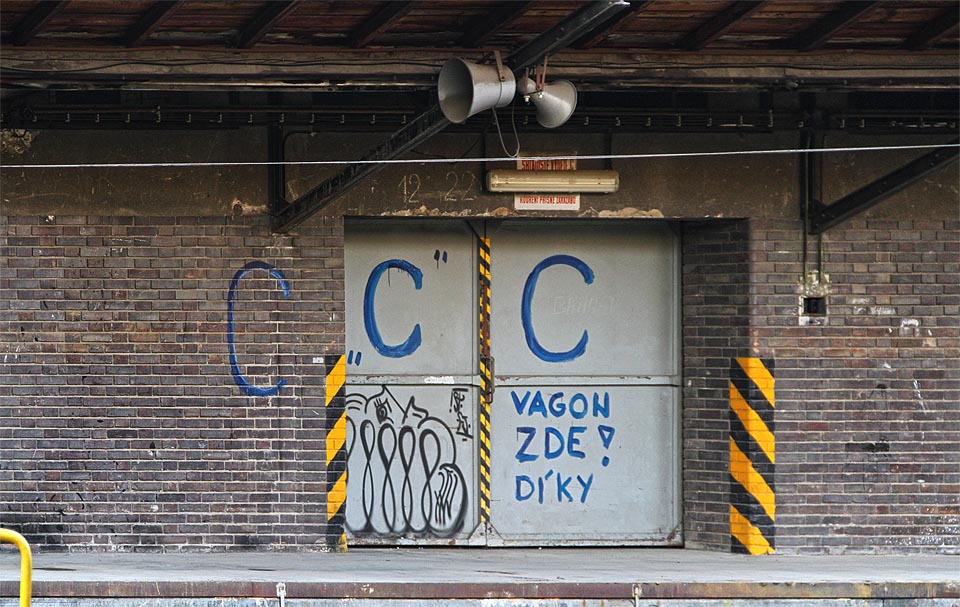 Využití železniční dopravy je minimální, rušná strana skladišť je na druhé straně, kam se dostanou auta.