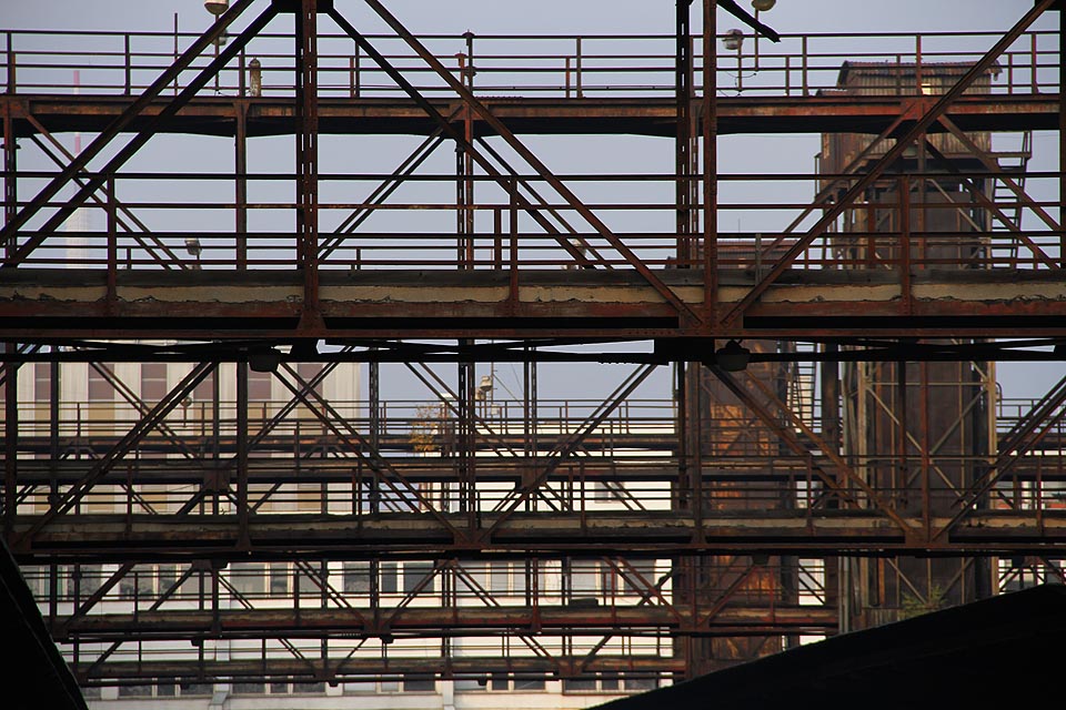 Nádherná spleť ocelové síťoviny je oázou industrie uprostřed sídlišť hlavního města.