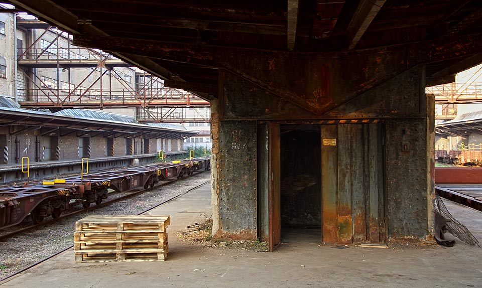 Otevřené dveře výtahu zvou - nabídka, která se neodmítá.