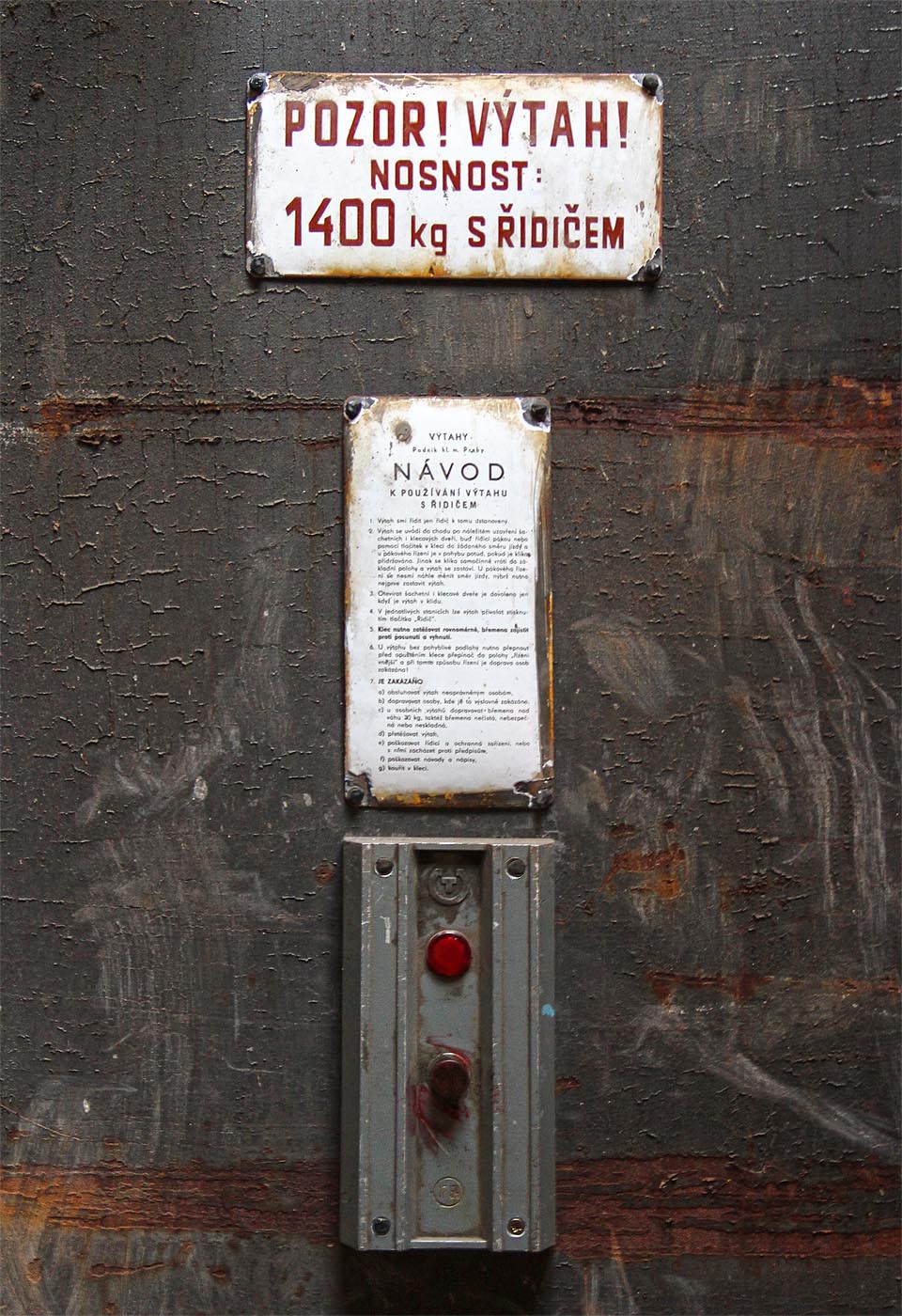Nosnost 1400 kg s řidičem. Výtahy na žižkovském nádraží kdysi jezdily do nebes.
