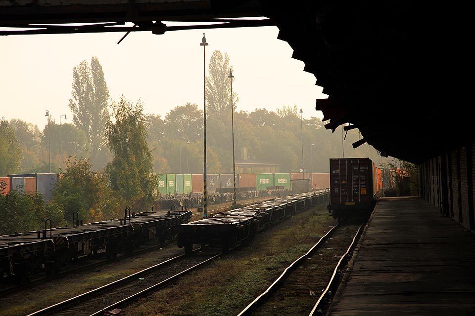 Pohled zpátky k východu na rozplet kolejiště.
