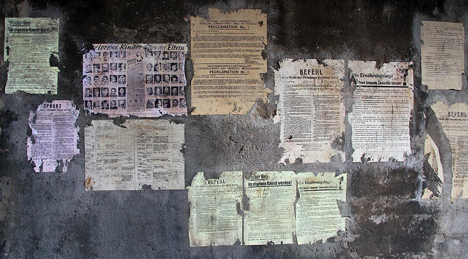 Německé plakáty, vyhlášky a provolání jsou nejspíš pozůstatkem po natáčení některého z válečných filmů. Prostředí žižkovského nádraží je pro ně ideální.