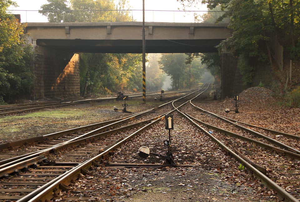 Kromě koleje strmě klesající z nádraží do Prahy Malešic vede na východ ještě výtažná kolej končící slepě (vpravo) s odbočkou na zrušenou vlečku.
