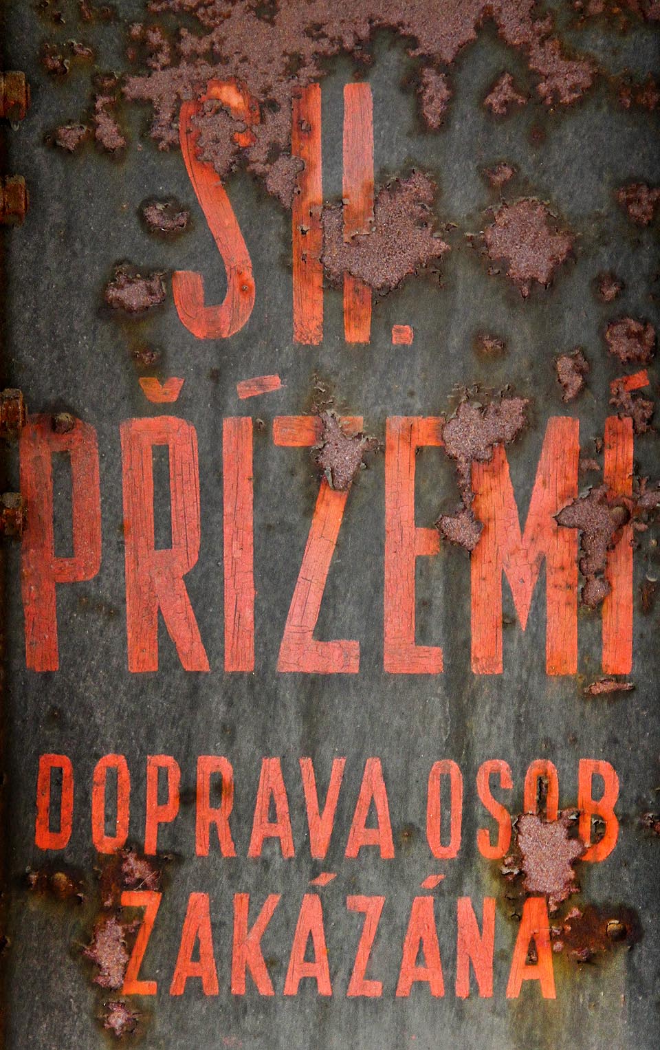 Výtahových šachet je celkem osm. Všechny jsou mimo provoz, ale do některých lze alespoň nakouknout.