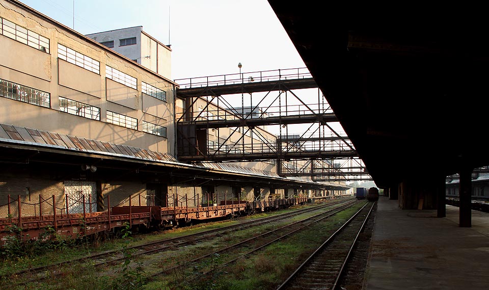 Přes občasné využití dřímá v sobotním ránu žižkovské nádraží v tichu.