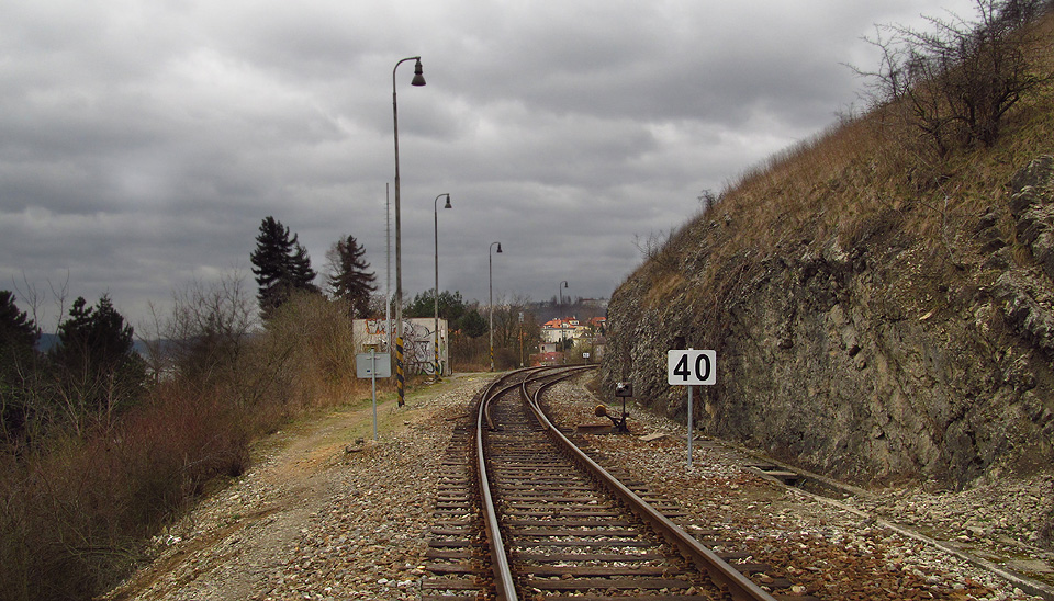 Příjezd do stanice shora (ze severovýchodu od Prahy-Jinonic) vede po skalním zárubu.