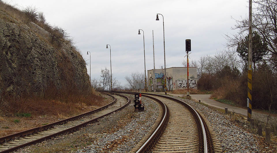 Staniční budova zaniká pod nánosy nevzhledných produktů sprejerů a obecně kultury počátku 21. století.