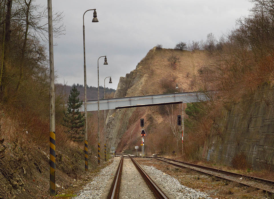 Na jihozápadním zhlaví překvapí přejezdník, který vyrostl naprosto neomaleně před zrušeným odjezdovým návěstidlem.