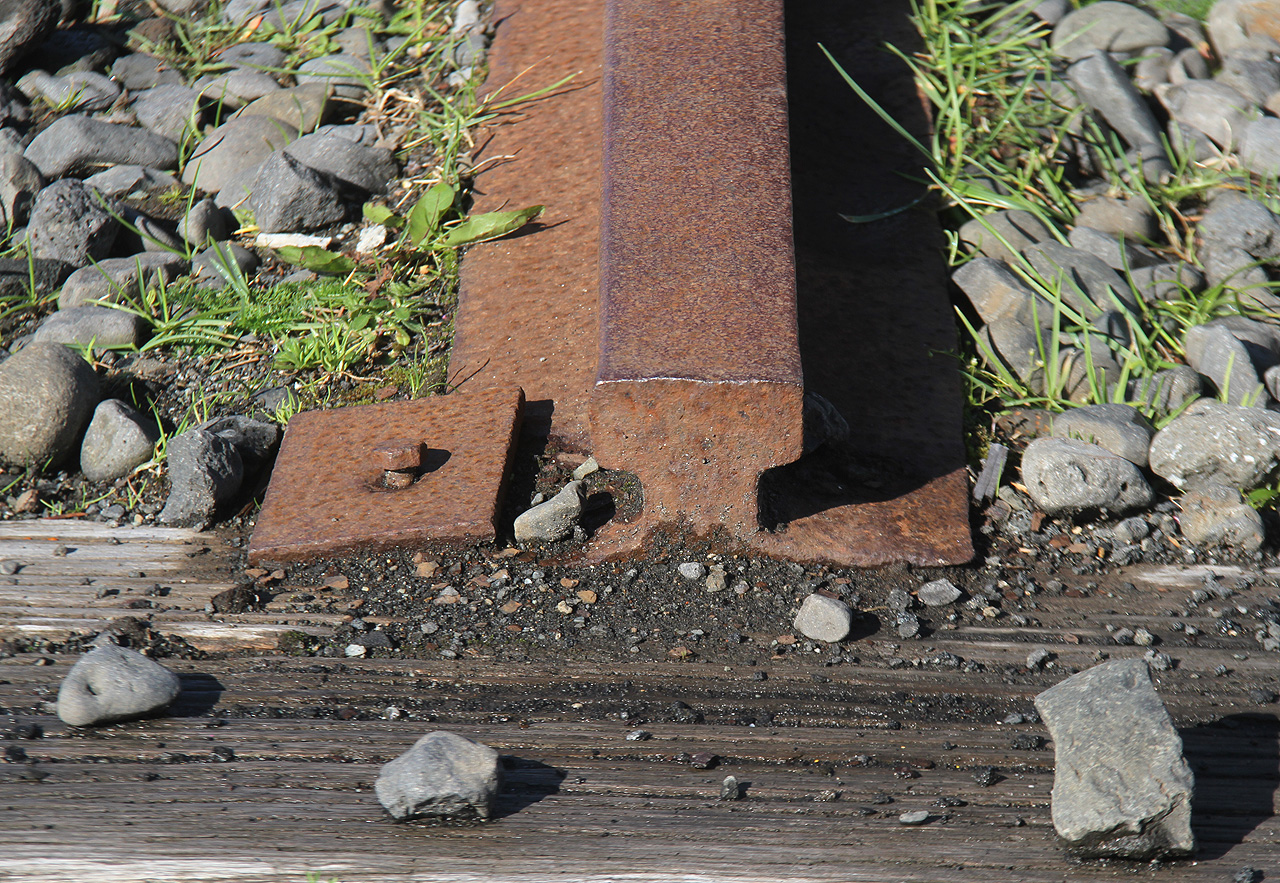 Pomník dnes stojí na kolejnicích neobvykle nízkého profilu. Vzhledem k tomu, že lokomotiva stála desetiletí v hangáru a dráha byla mezitím rozebrána, nejde ale zřejmě o původní kolejivo.