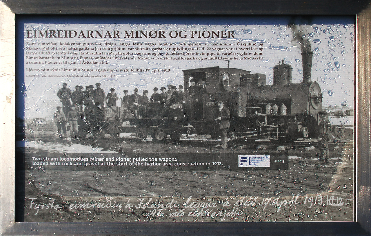 Od roku 2021 si mohou o historii přístavní drážky přečíst návštěvníci delší text v islandštině a kratší v angličtině. Na fotografii je zahájení provozu drážky 17. 4. 1913.
