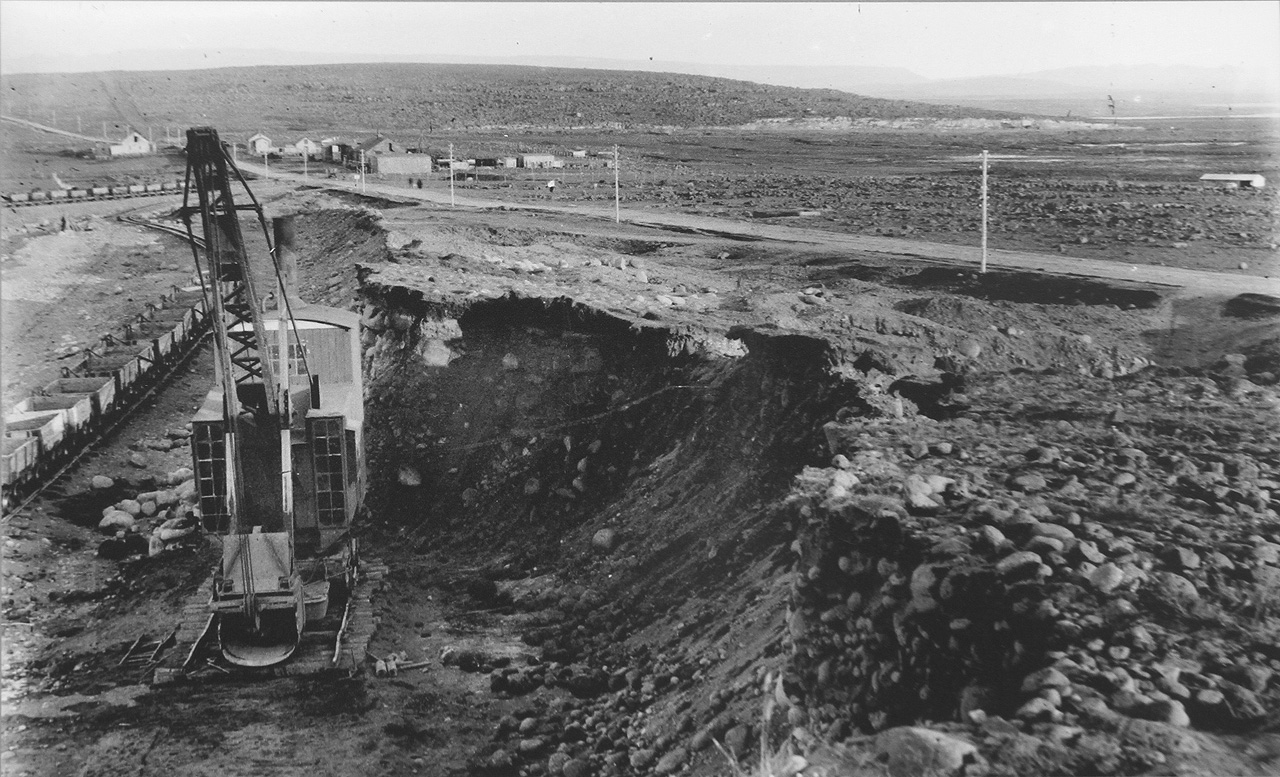 Fotografie z roku 1915 zobrazuje malý lom, ve kterém parní bagr nakládá do vozíků horninu. V pozadí je vidět statek Eskihlíð, který tehdy ještě stál daleko za městem.