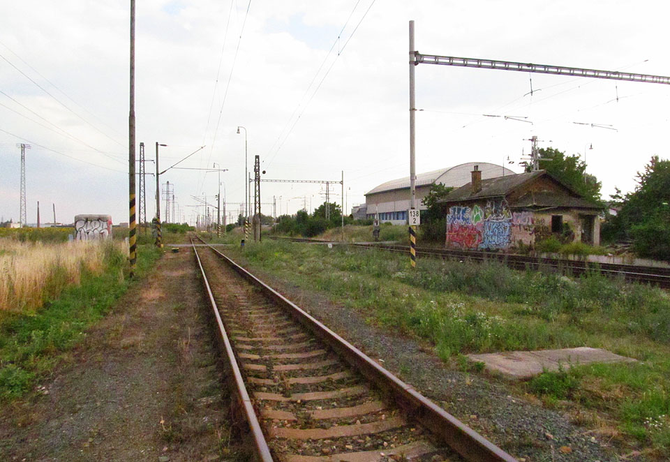 Kolej č. 95* spojující stanici Brno jih s traťovou kolejí železniční tratí do Břeclavi těsně za severním zhlavím železniční stanice Modřice. Po železniční stránce je v okolí bývalé přízřenické zastávky více než husto.