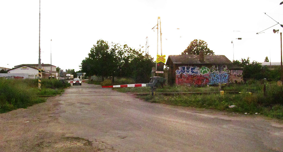 Železniční přejezd přes hlavní trať a kolej 95* stanice Brno jih se nachází v km 138,180 tedy v těsné blízkosti strážního domku. Bývalá silnice z Přízřenic do Moravan je dnes brněnskou ulicí Moravanskou.