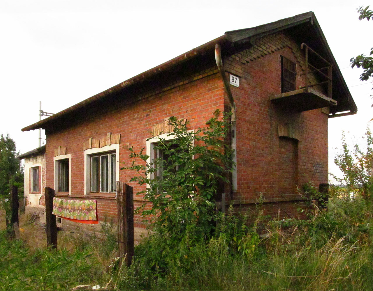 Přese všechna úskalí byl strážní domek až do roku 2014 obýván řádnými a po jejich odchodu krátce také mimořádnými obyvateli. V roce 2015 se ovšem jeho osud naplnil. Poštovní adresa Moravanská 97/96 definitivně zanikla.