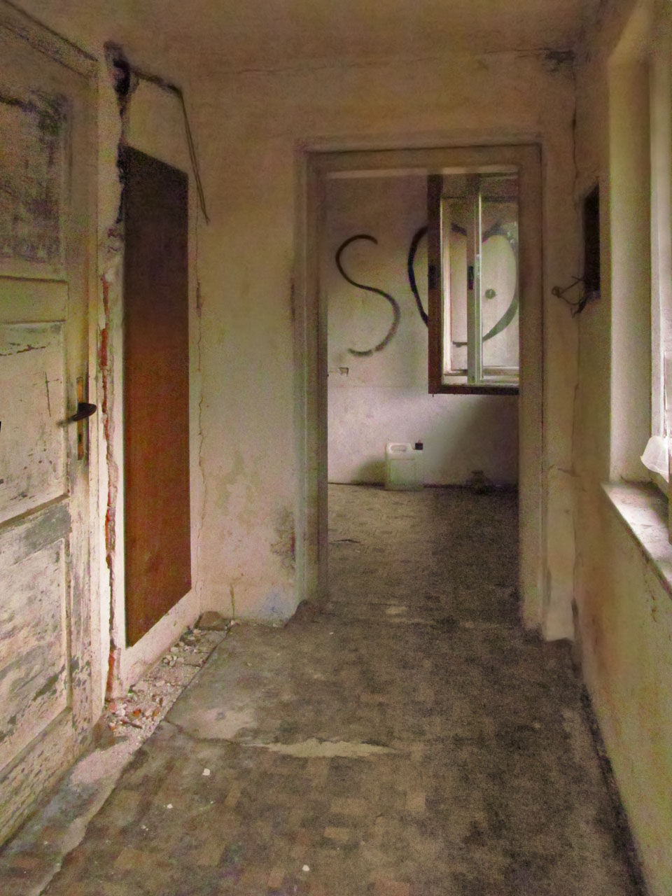 Těsně před demolicí alespoň zběžně nakoukněme do strážního domku, který u dráhy stál možná dokonce celých neuvěřitelných 177 let. Život v tovární čtvrti na samém okraji Brna a v těsné blízkosti frekventované trati musel mít stěží zachytitelné kouzlo. Jenže časy se mění…