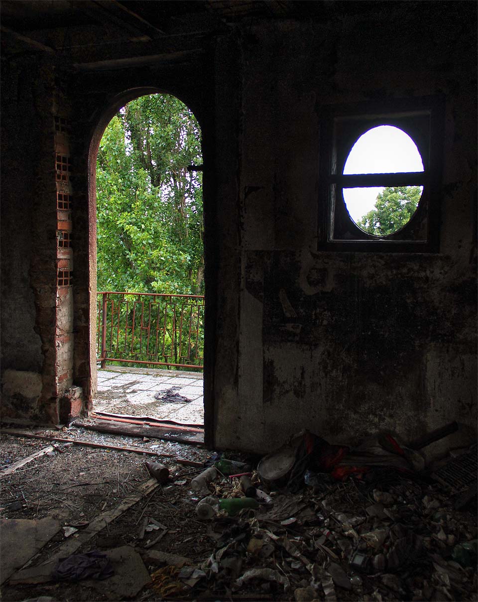 Klenuté dveře na balkónek nad pláckem na dolním konci Skalní ulice vypadají trošku jako východ z ponorky.