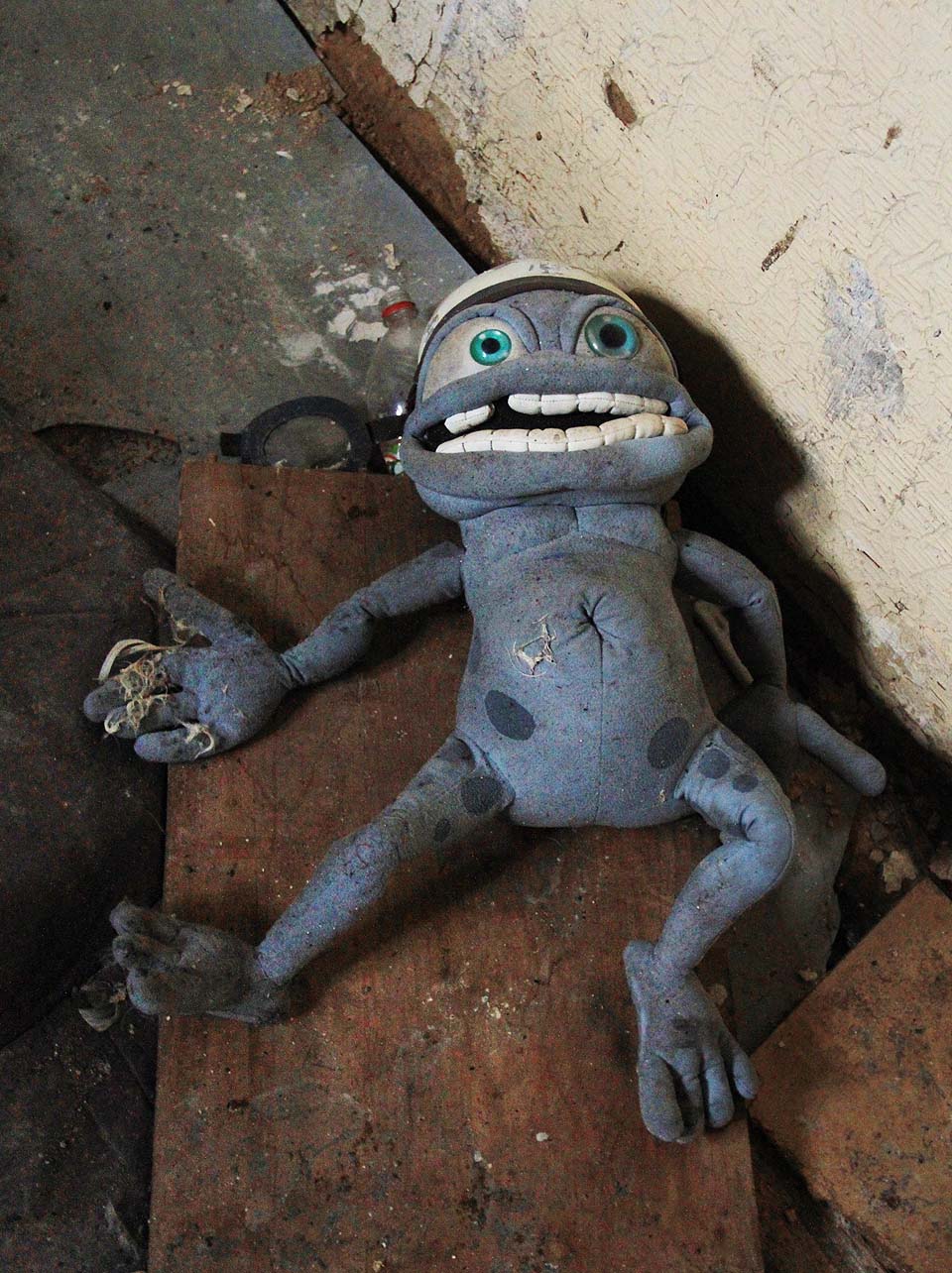 Hned za vstupními dveřmi čekal strašný strážce vily s nezhojenou ránou na břiše. Slabší povahy (Alpín) se obrátily na útěk už tady.