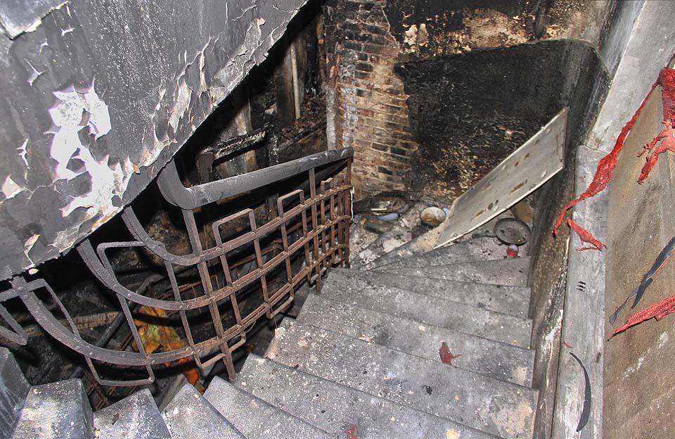 Na jaře roku 2015 vila vyhořela. Od té doby byl vstup do sklepa poněkud karcinogenním zážitkem.