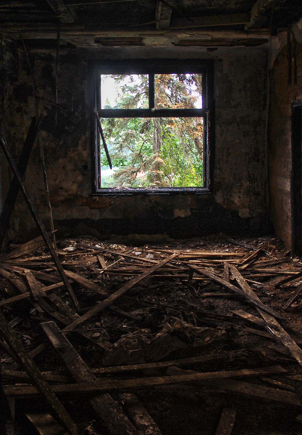 Přístup k oknům, která nabízela výhled do velké a zajímavé zahrady na skále, byl od požáru už poněkud nebezpečný.