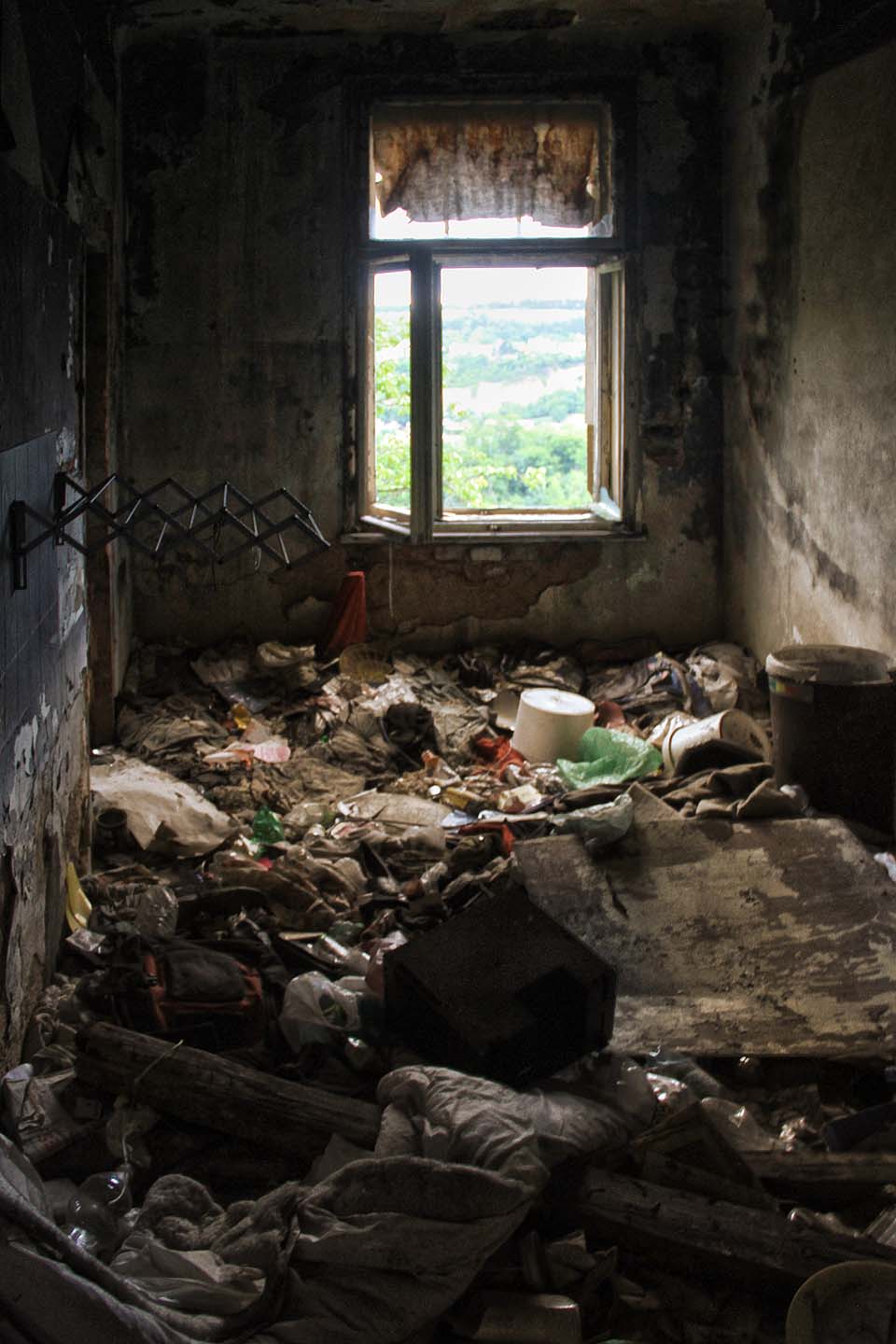 Dočasní obyvatelé z nejnižších vrstev pražské společnosti obohatili opuštěnou vilu spoustou výdobytků konzumní éry, zejména přepestrými obaly všeho druhu.